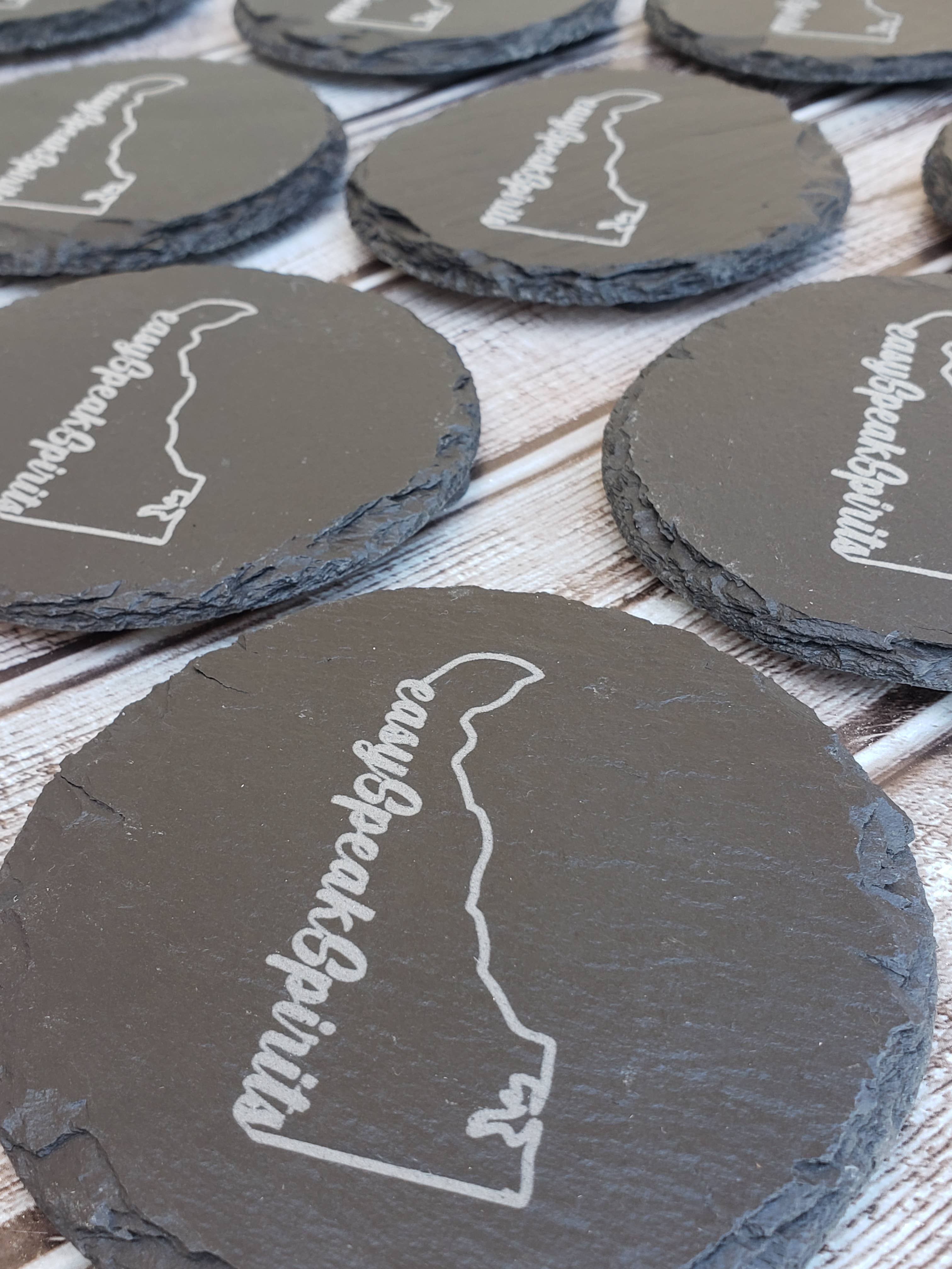 The Rural Home – wholesale Underlägg – Anpassningsbar 10 cm rund skifferunderlägg med egen design eller logotyp7