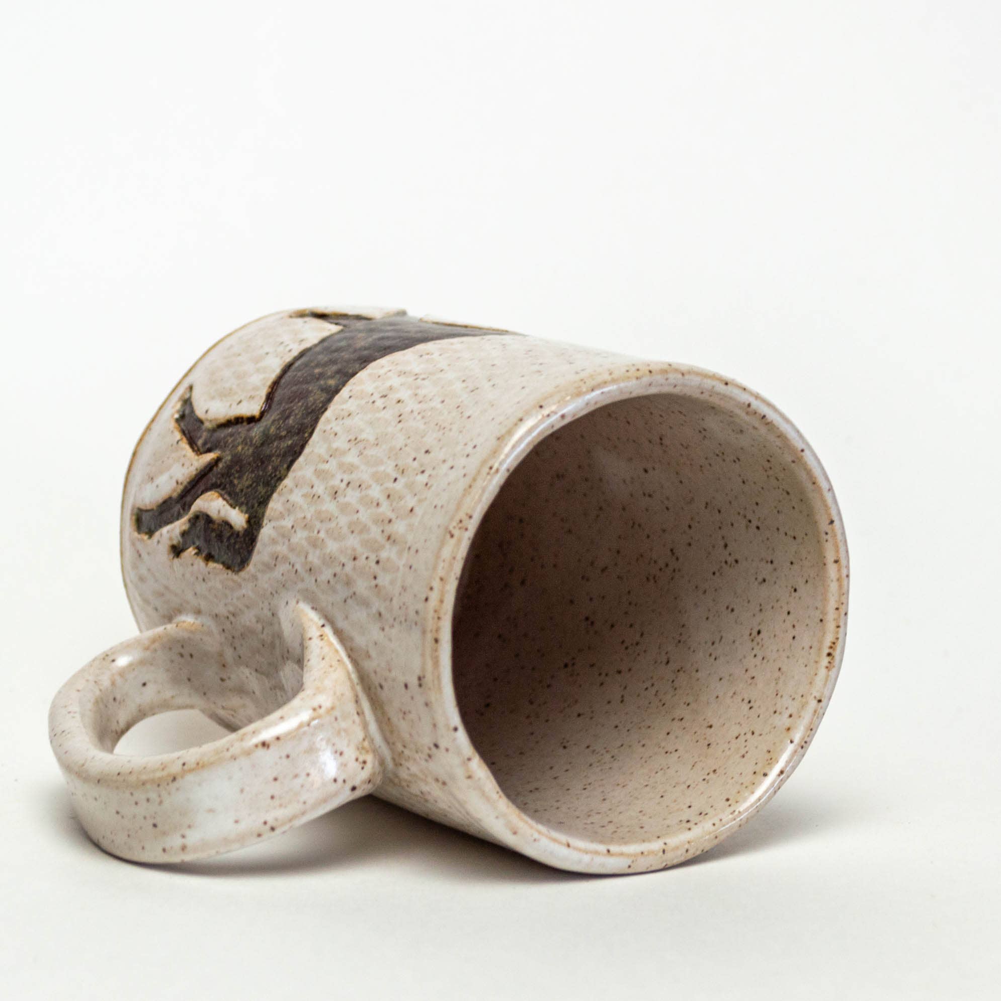 White Squirrel Clayworks – Caneca por atacado – Caneca de Cerâmica Branca 14oz, Design Brown Horse, Feita à Mão em Ohio1