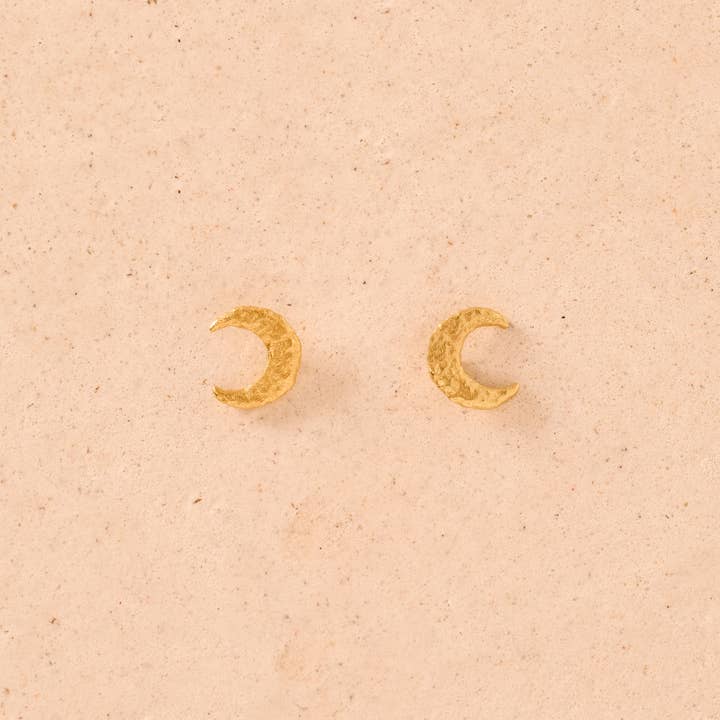 Pendientes de botón Artemisa de media luna martillada en oro, regalo resistente al agua para venta al por mayor de Agapée Jewelry