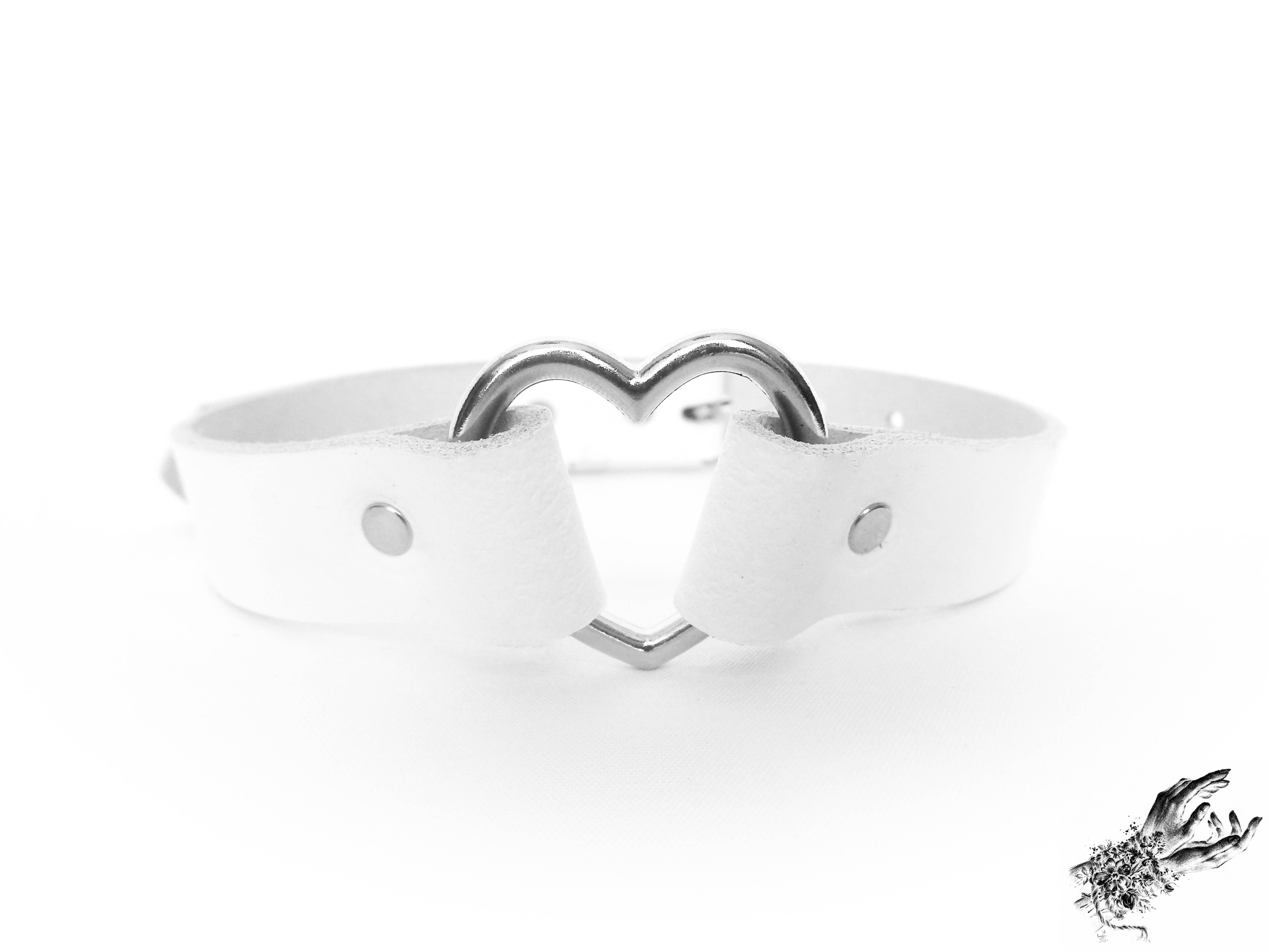 8th Sin - Vendita all'ingrosso Girocollo/collier - Collare con Anello a Cuore in Pelle Bianca - Collare con Anello a Cuore Bianco2