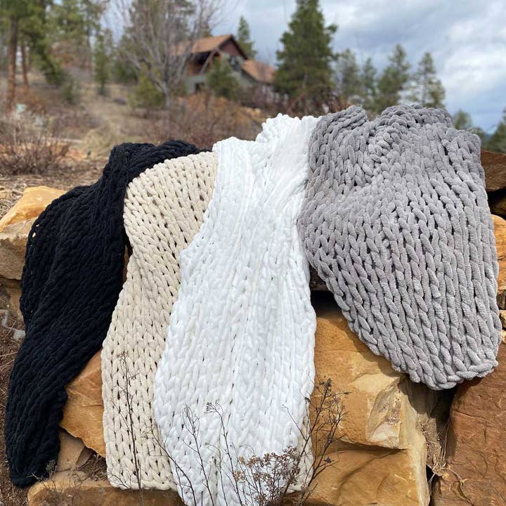 BIG LOViE - Wholesale Throw Blanket - INFINITE CHUNKY KNIT BLANKET | MINKY | BIG - BLANC5