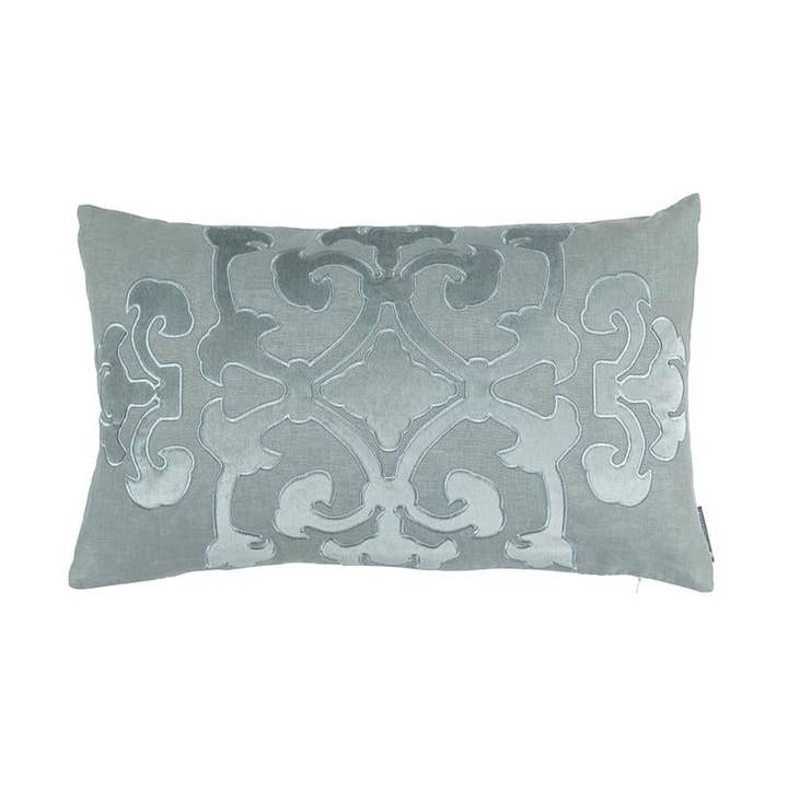 Coussin Angie Sm Rect en lin/Applique en velours Sky Matte pour la vente par Lili Alessandra