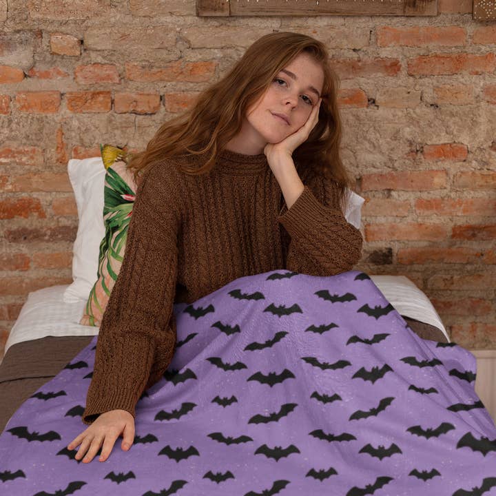 Lila Fladdermus Plyschfilt, Mysig Halloweenfilt med Söt Fladdermusdesign, Gotisk Kuslig Dekorationsgåva för wholesale av Happythings76