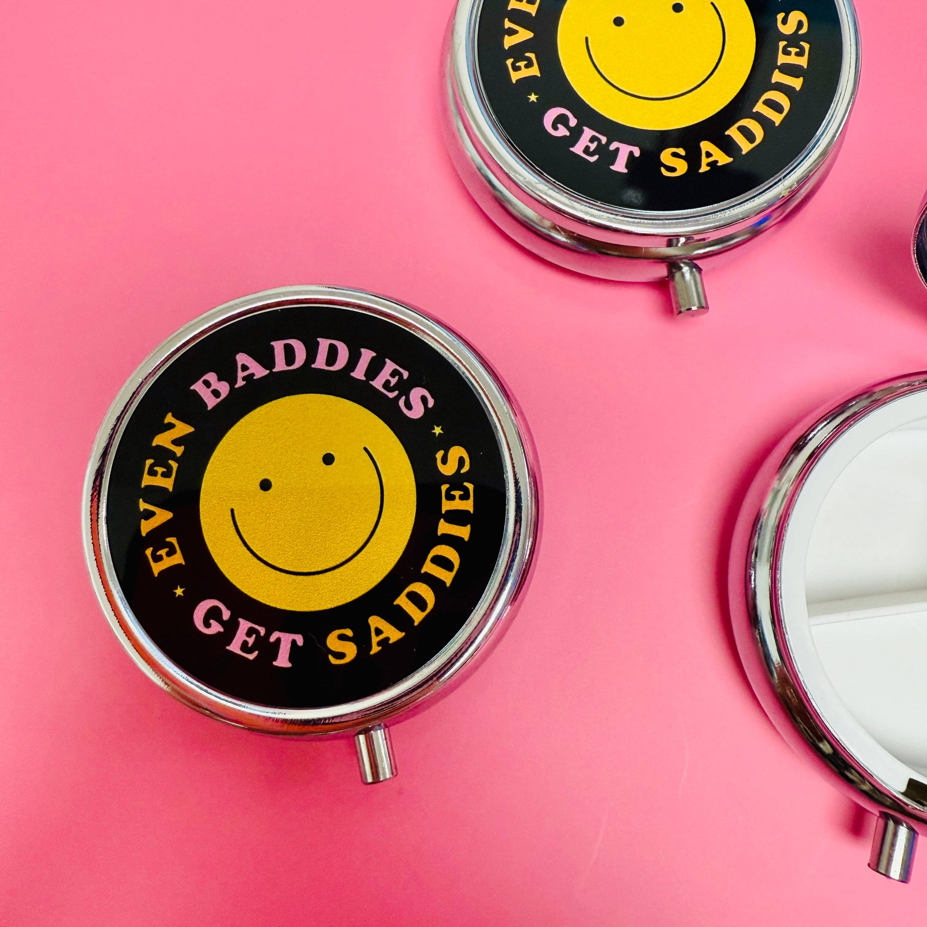 Sonny Rising - Venta al por mayor Pastillero - Caja de Pastillas para el Bolso, Incluso las Malas Tienen Tristezas1