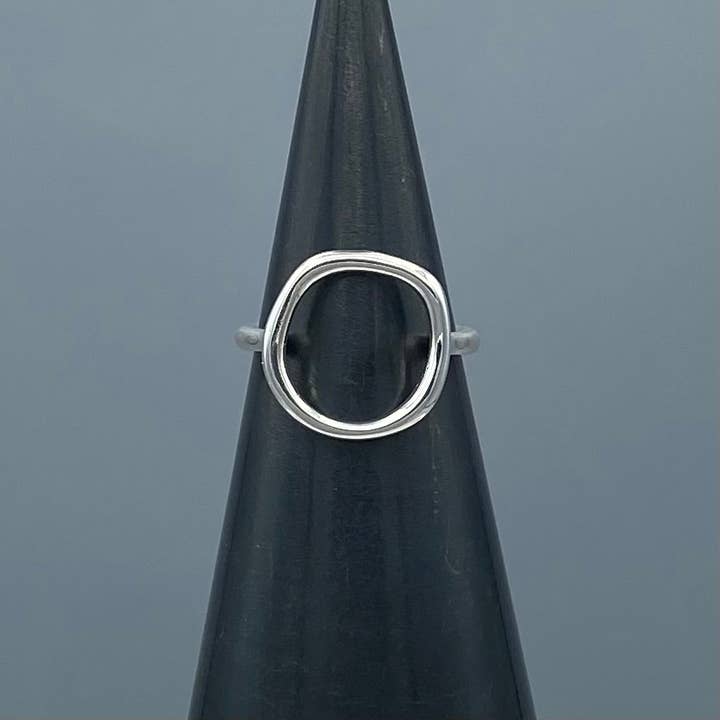 Bague à cercle ouvert biologique pour la vente par Something Silver