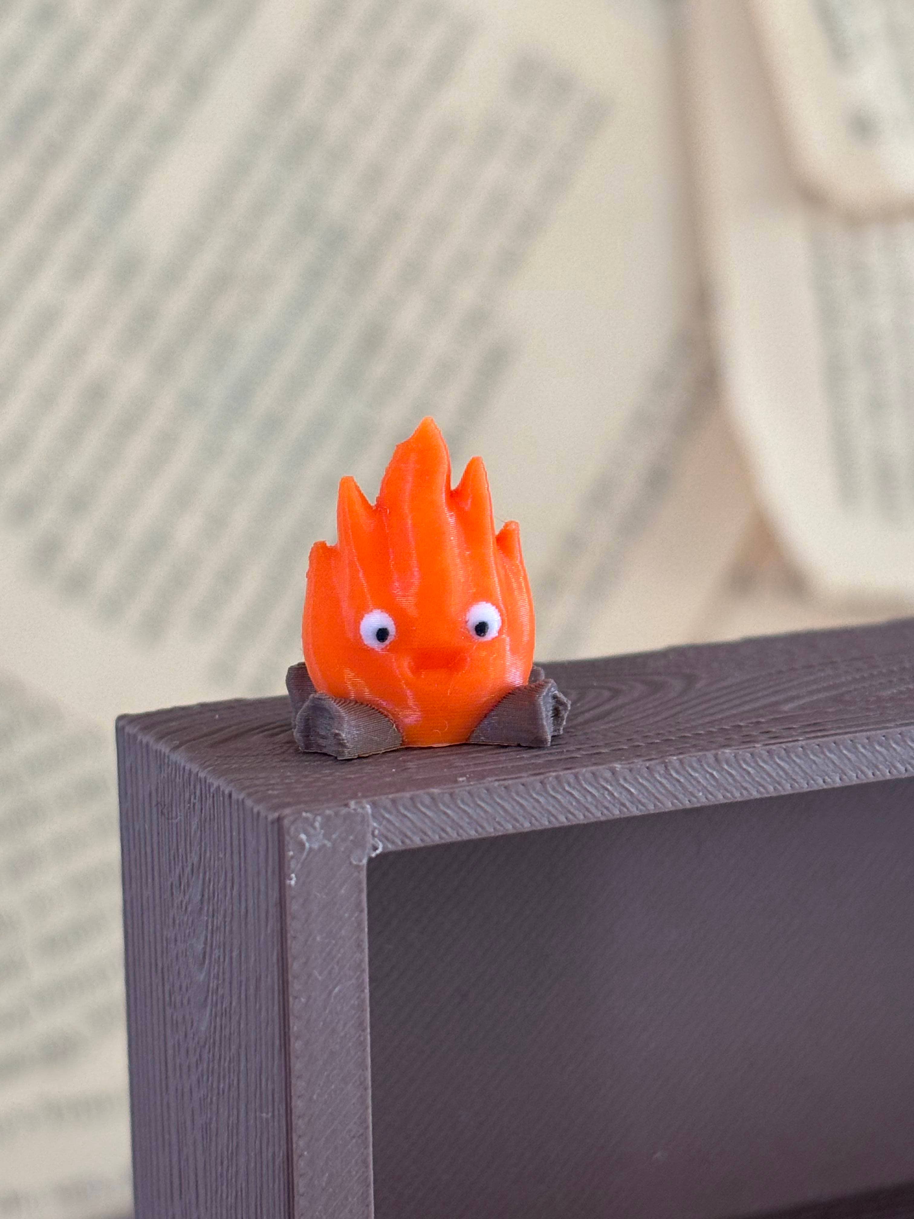 Nordic Book Adventure - Vendita all'ingrosso Statuette decorative - Figura ispirata a Calcifer per mini libreria0