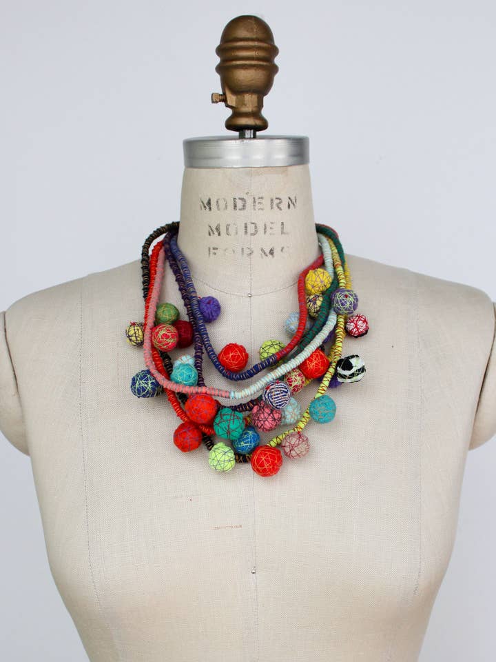 Collana corta in tessuto riciclato Fiorella fatta a mano per la vendita all'ingrosso da parte di Beyond Threads