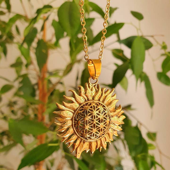 Gouden Zon Ketting in Messing | Hypoallergene Ketting | Boho Chic Sieraden voor Vrouwen | Spirituele Zonnehanger voor Positieve Energie voor wholesale door Kaali Boutique