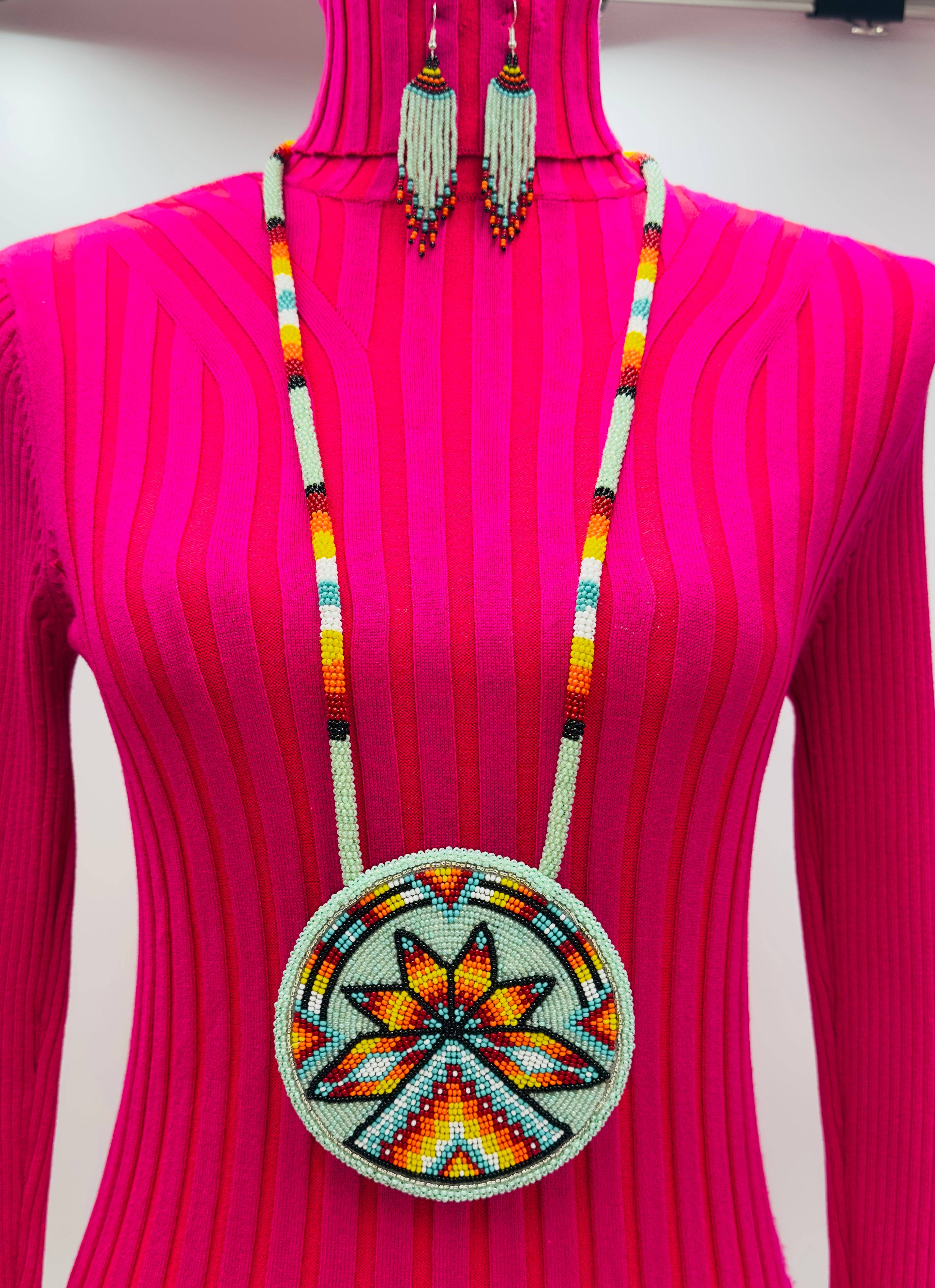 BEADS CORNER – Conjunto de joias por atacado – Conjunto de Colar e Brincos com Pendente de Tenda de Fogo Verde Claro com Missangas e Explosão Solar3