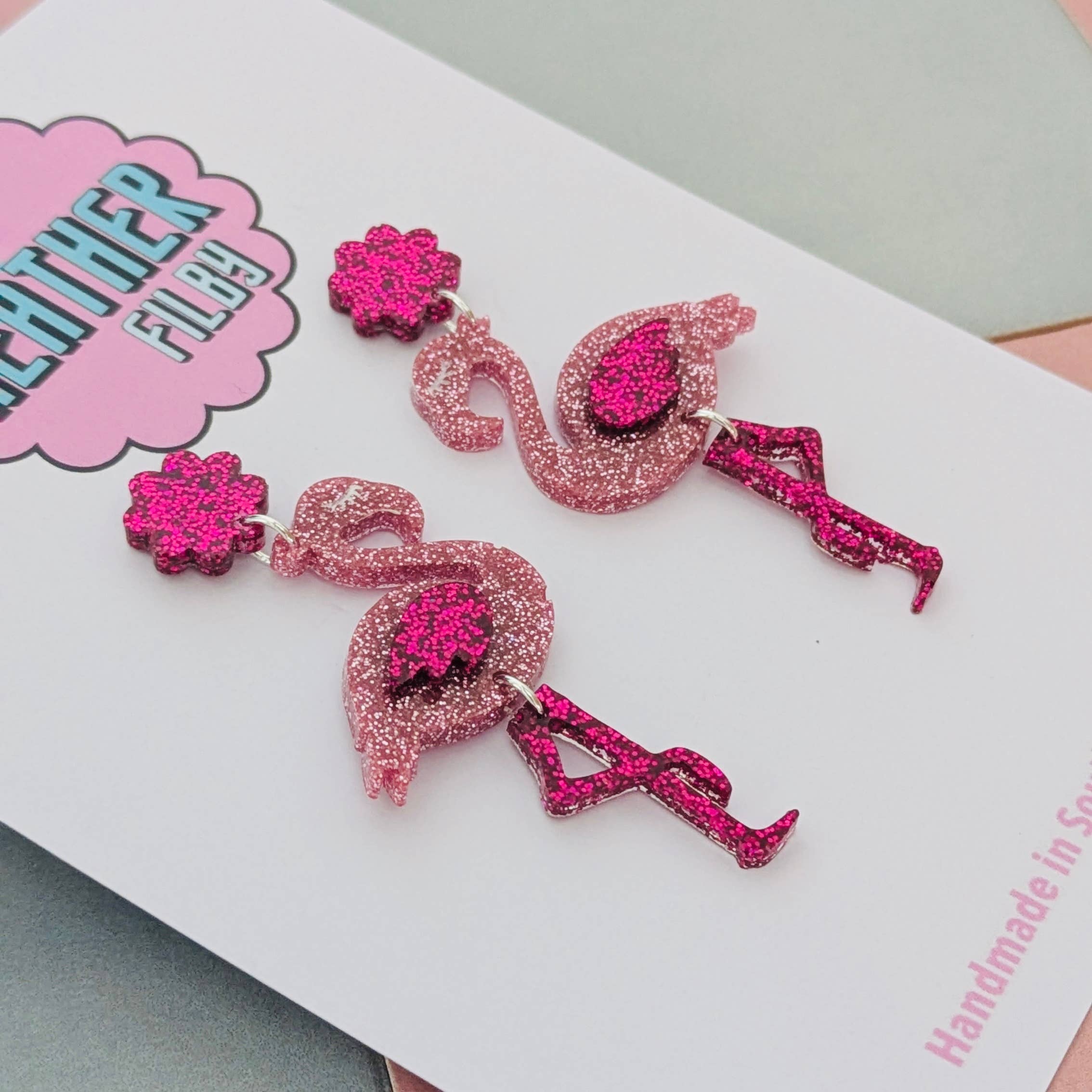 By Heather Filby - Vendita all'ingrosso Orecchini pendenti - Orecchini Glitterati Fenicottero Rosa1