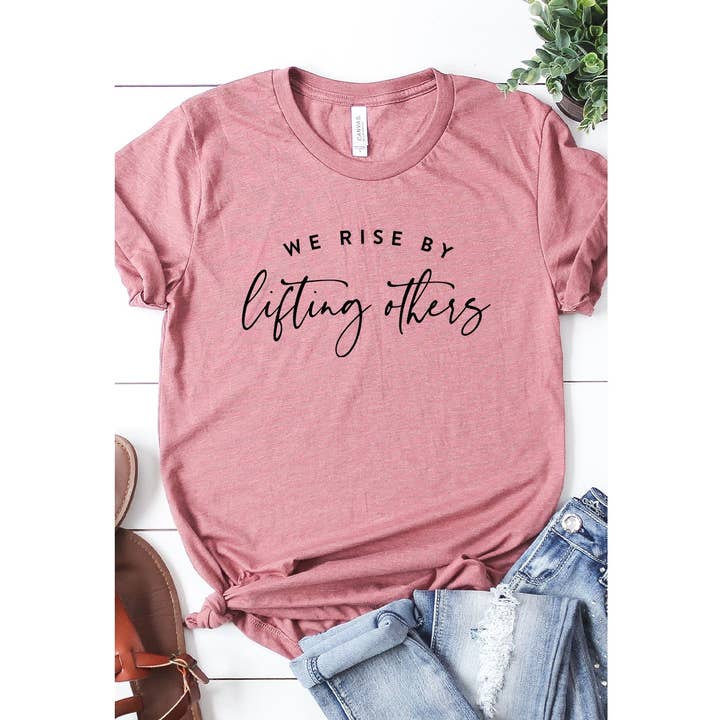 T-shirt graphique We Rise By Lifting Others PLUS pour la vente par Kissed Apparel
