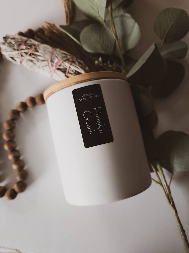Bougie à la cire de soja Pumpkin Crunch-Modern pour la vente par Hopps and Honey