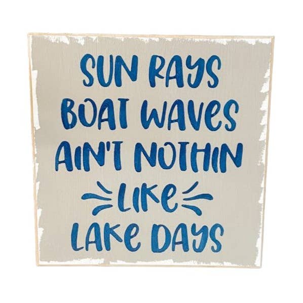 Targa grigia in legno con raggi solari a forma di barca «Waves Aint Nothin Like Lake Days», decorazione Lake Life per la vendita all'ingrosso da parte di Windsor Lane Handmade Decor & More