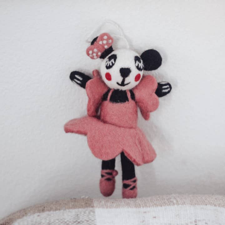 Adorno de bailarina panda | Adornos de fieltro para venta al por mayor de Play Planet