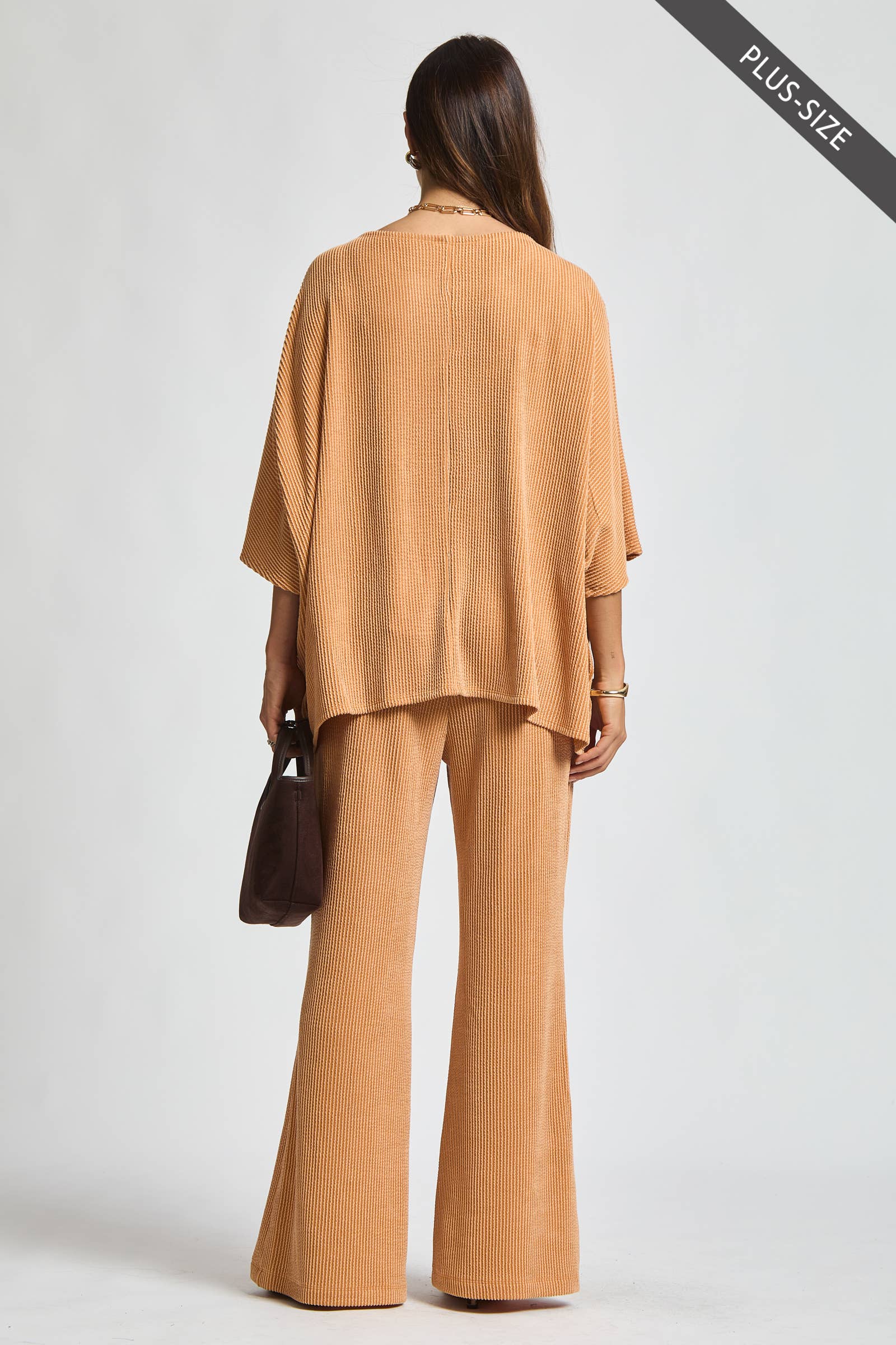 Dear Scarlett – Großhandel Set aus Oberteil und Hose (NICHT Loungewear) – Damen – Übergrößen Rippen-Poncho-Top + Fließende Weitbein-Hose1