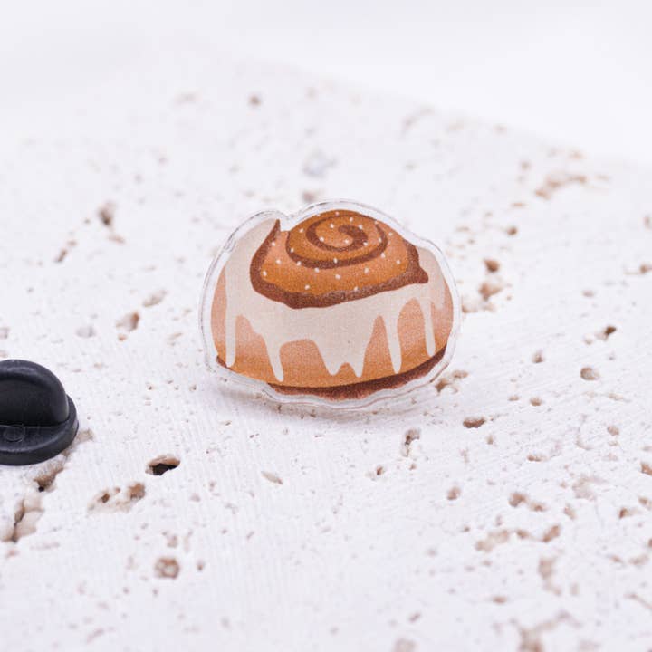 Tilda&Theo - Wholesale Lapel Pin/Button - Pin Cinnamon Roll Kanelbulle Acrylic - Gift Sweden Skandi5