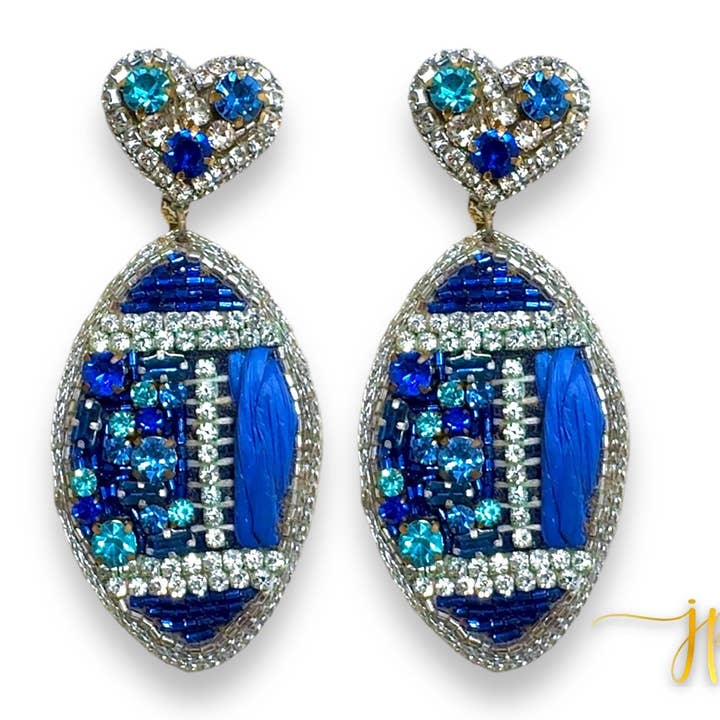 Boucles d'oreilles de football Game Day en raphia avec cœurs et strass bleus pour la vente par Jenny Patrick Designs ™