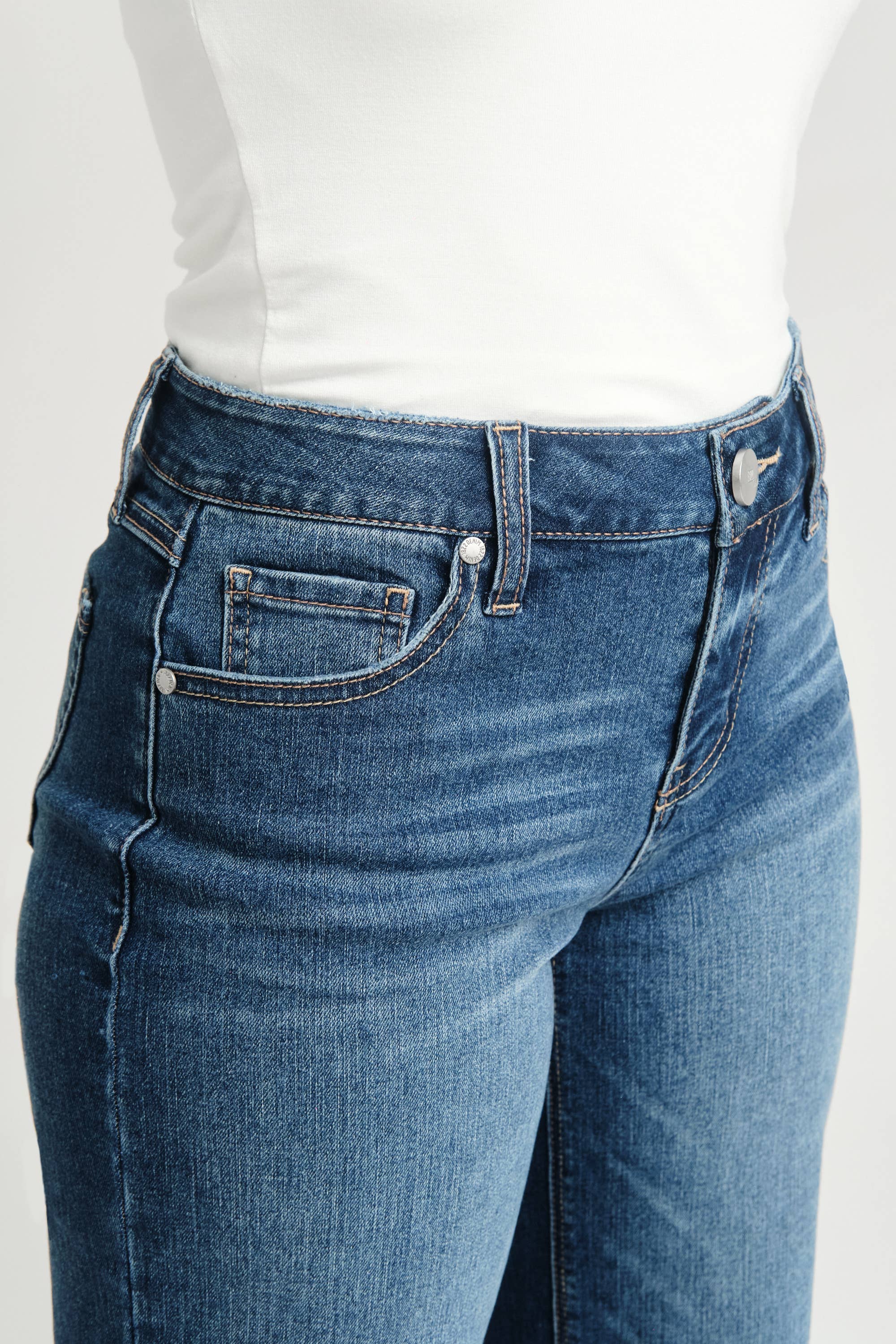 1822 Denim - Vendita all'ingrosso Jeans - Donna - Jeans a gamba larga slim 29" Petite con orlo risvoltato in Pacific7