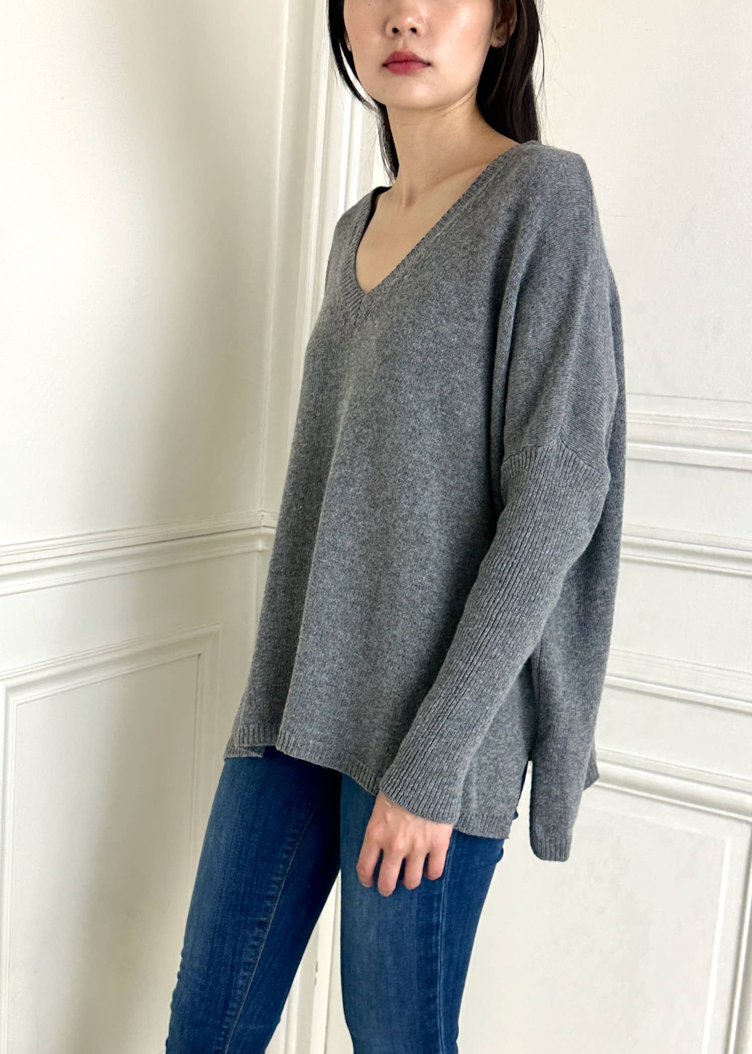 JULIA PARIS - Wholesale Knit Sweater - Women's - Oversized fit V-neck sweater in cashmere and wool knit5