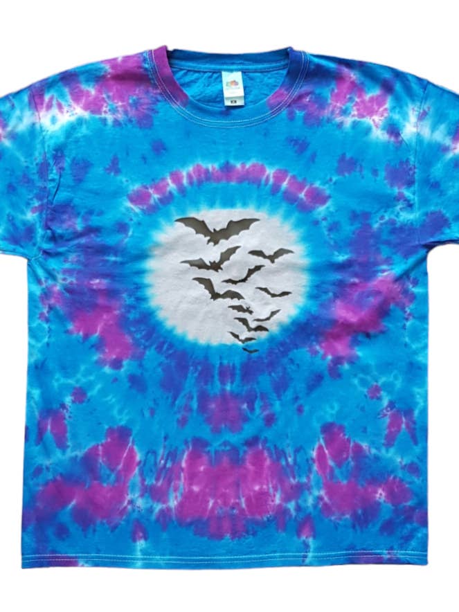 T-shirt teint à la main avec chauves-souris volantes sur la lune - Chemise ciel nocturne effrayant pour la vente par VeEco Gifts