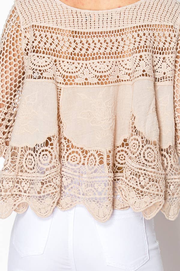 TAUPE KORT OVERSTØRRELSE FLYDENDE BLONDE- OG HÆKLET TOP-4819 TAUPE for engroshandel på Faire3