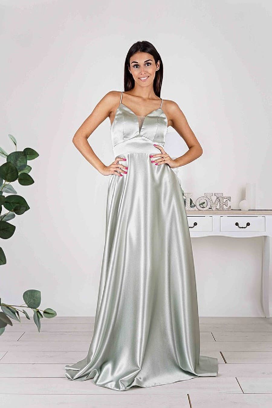 Eva & Lola - Epsilonn – Engroshandel Aftenkjole - Dame – Lang flydende satin kjole med åben ryg - HM218818