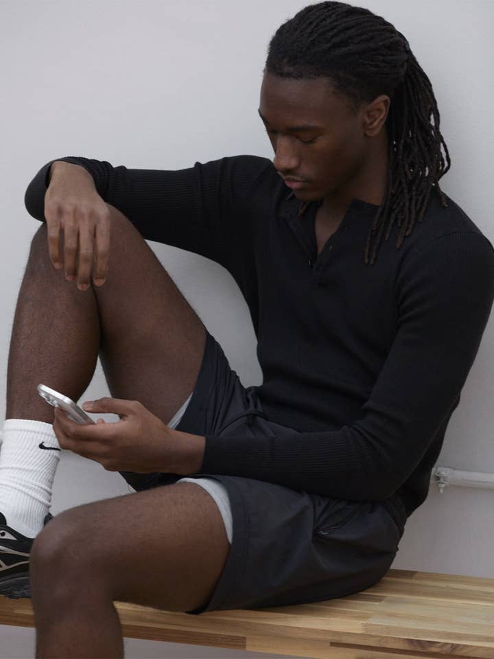 Gerippter Henley Schwarz für den Großhandel von ONE DNA