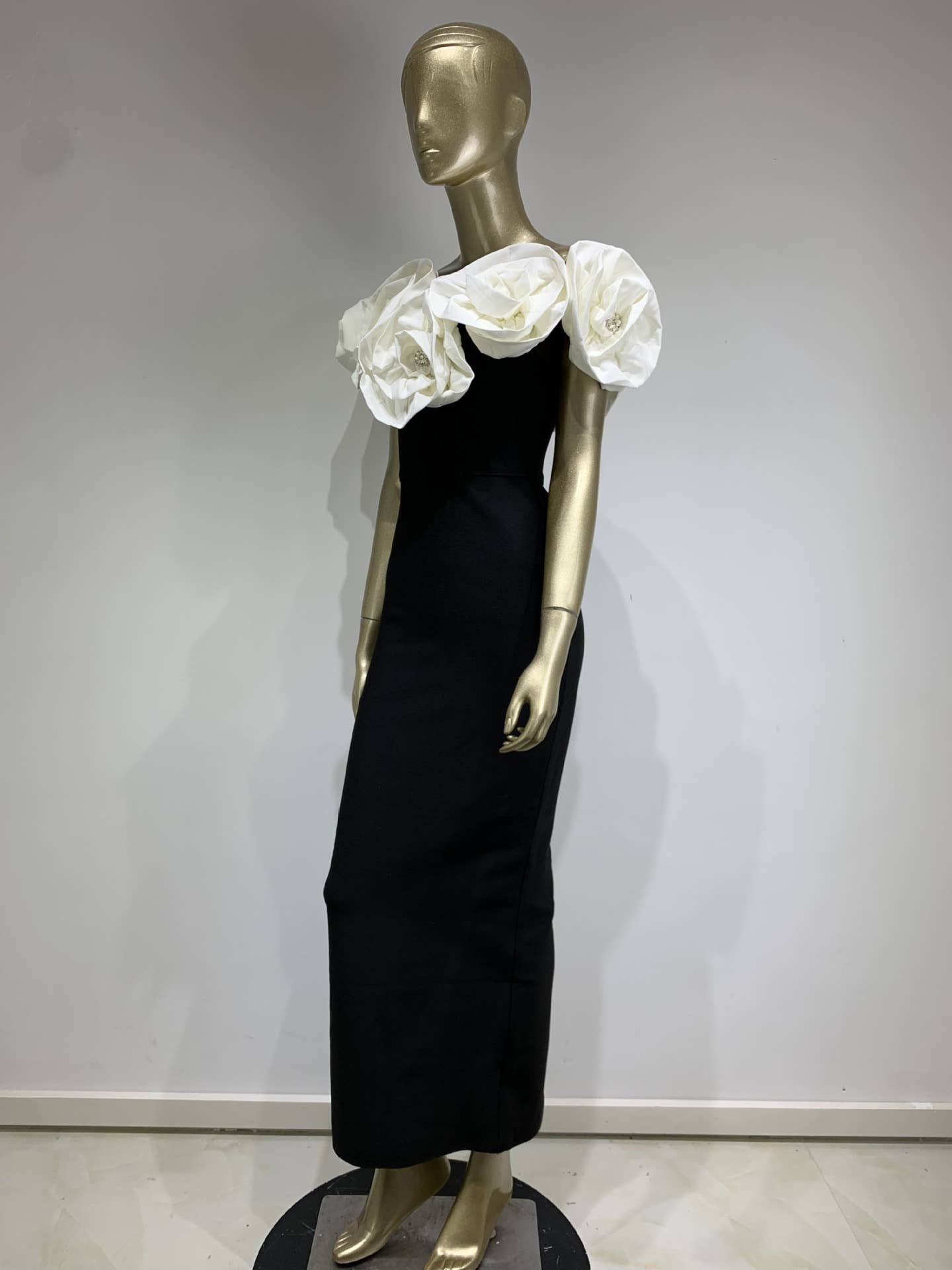 Productseeker – wholesale Klänning - Dam – DR0190 Elegant blommig bandageklänning - svartvitt5