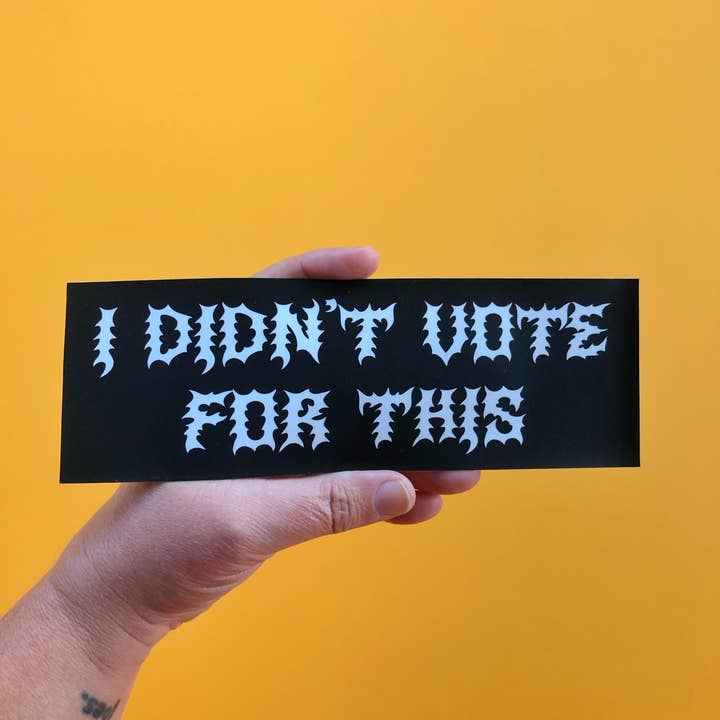 Jeg Stemte Ikke For Denne Bumpersticker for engroshandel hos Cosmic Flower