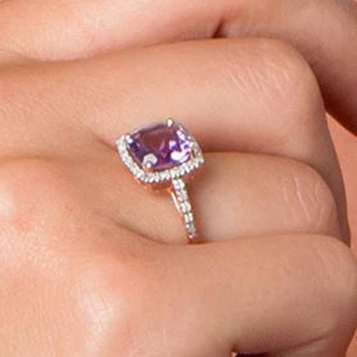 Luxurie Inc – wholesale Förlovningsring – 10 k Rose guld kuddslipad ametist och diamant Halo Ring
