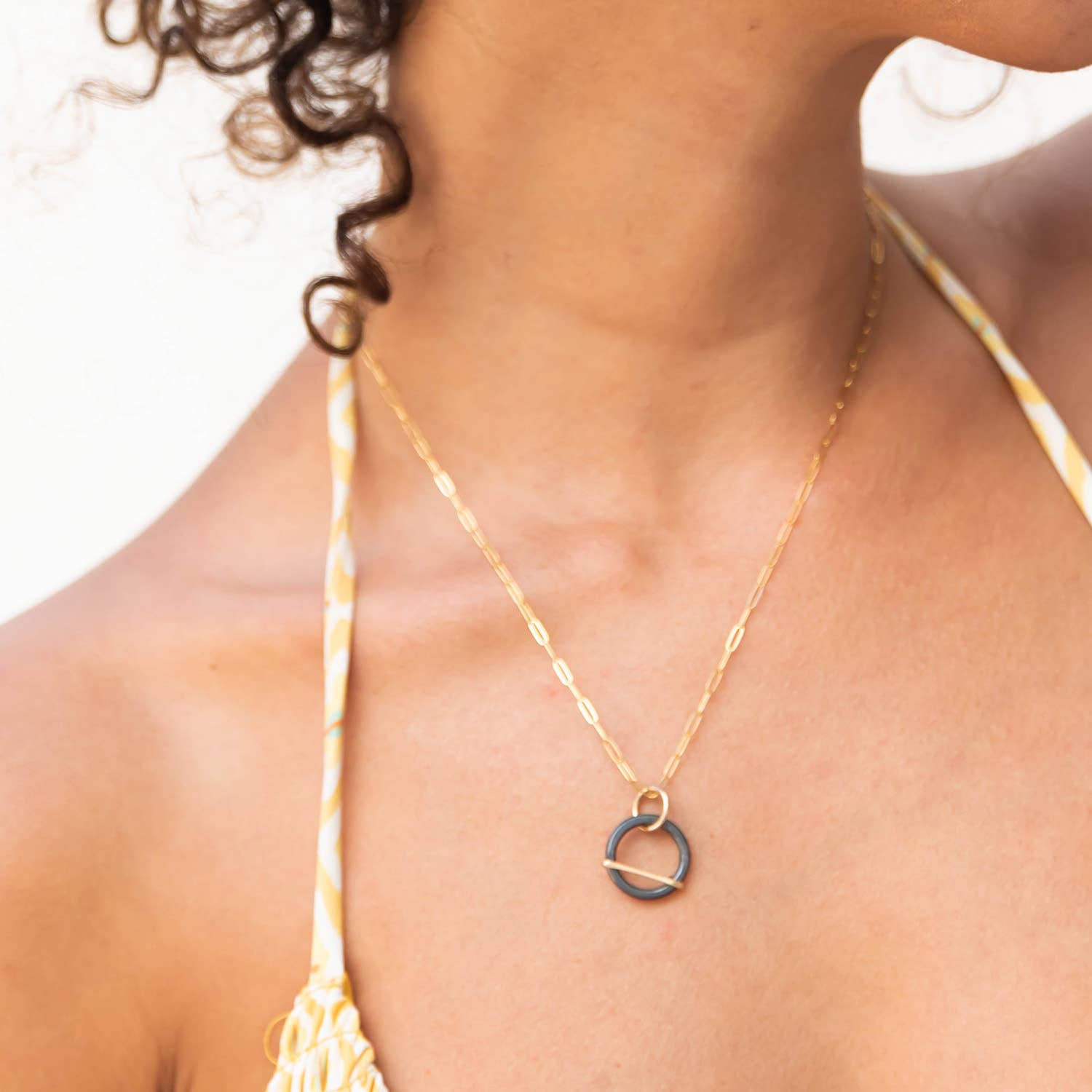 Freshie & Zero – wholesale Pendant/charm necklace – Hammered Circle Necklace Black Drop Gold Filled Chain .Fizz1