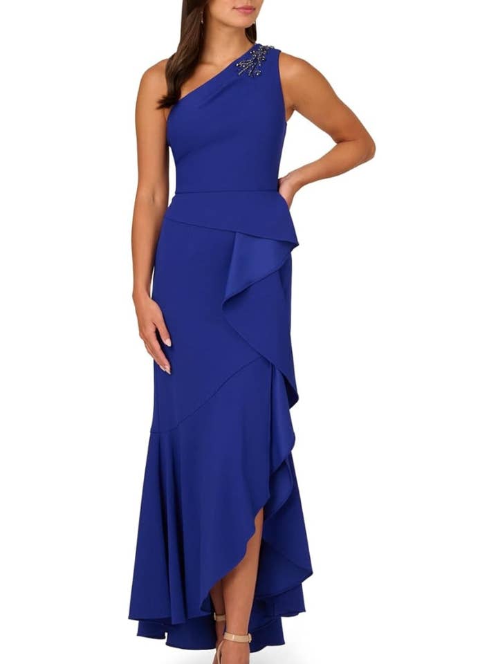 Vestido Adrianna Papell con cuentas, un hombro descubierto, sin mangas, cierre lateral con cremallera, volantes y detalles drapeados. para venta al por mayor de Immediate Apparel