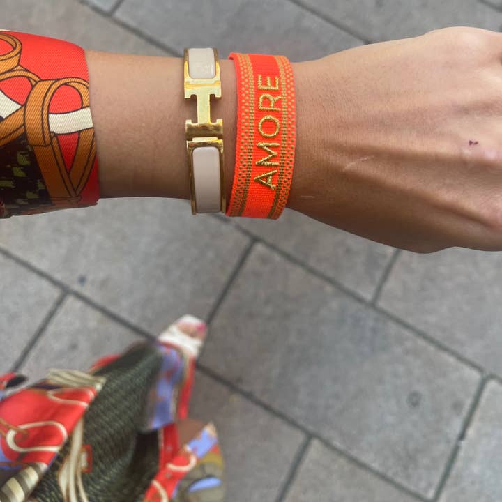 Pulsera llamativa AMORE tejida y bordada y otras tendencias de Resultados para muñequeras al por mayor. Devoluciones gratuitas y condiciones de pago a 60 días en Faire en Faire.