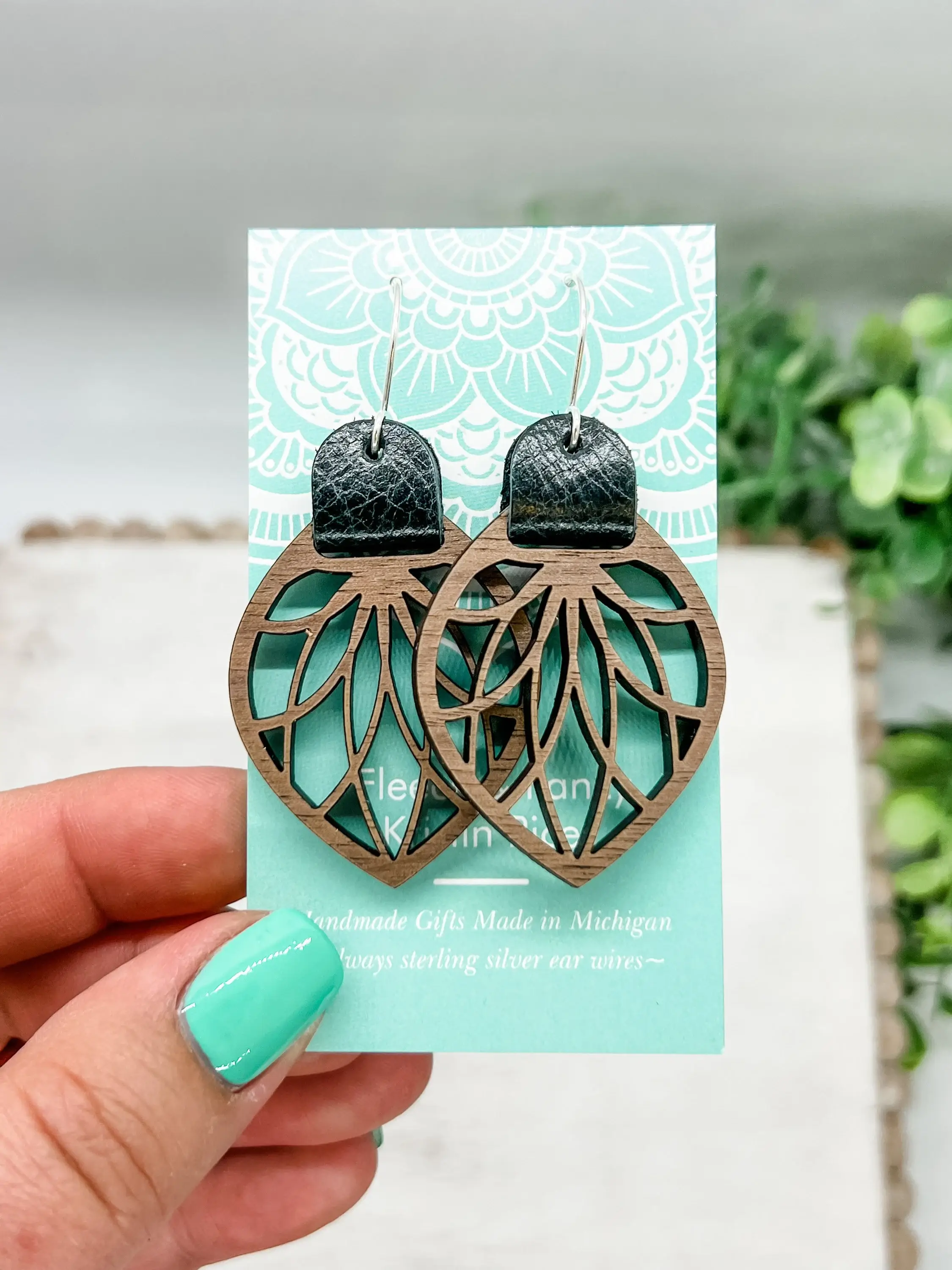 Fleece & Fancy – wholesale Hängande örhängen – Laser Cut Läderrem Filigran Trä Örhängen1