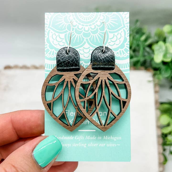 Fleece & Fancy – wholesale Hängande örhängen – Laser Cut Läderrem Filigran Trä Örhängen1