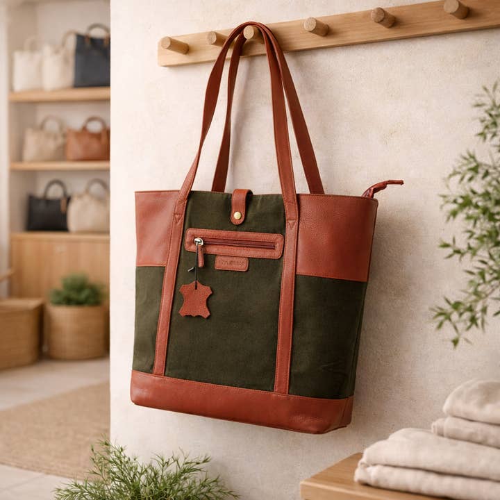 Sac fourre-tout en cuir véritable et toile – Ordinateur portable et tablette vert marron pour la vente par Alta Quero