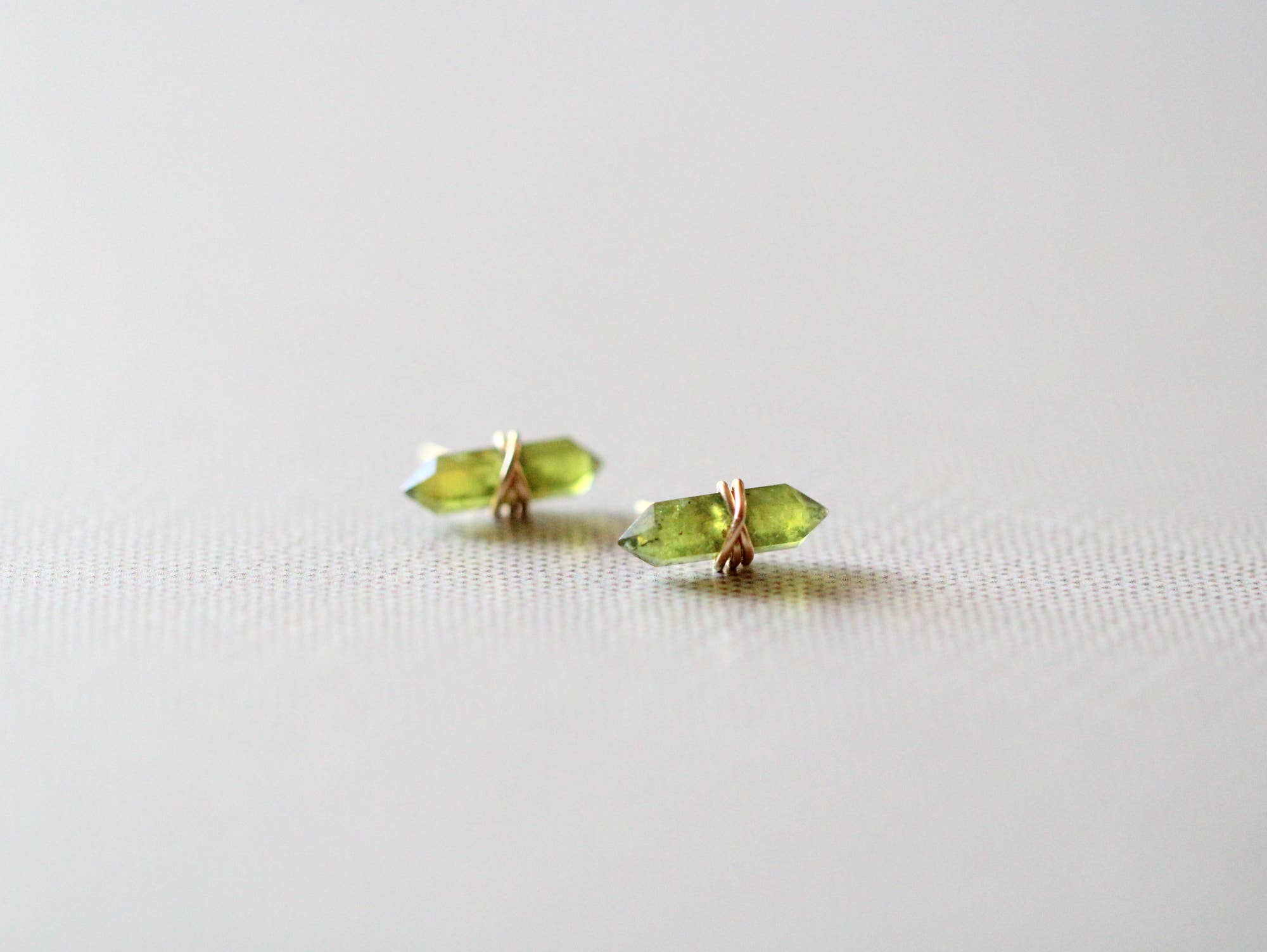 Saressa Designs – Engroshandel Ørestikkere – Crest Studs - Peridot2