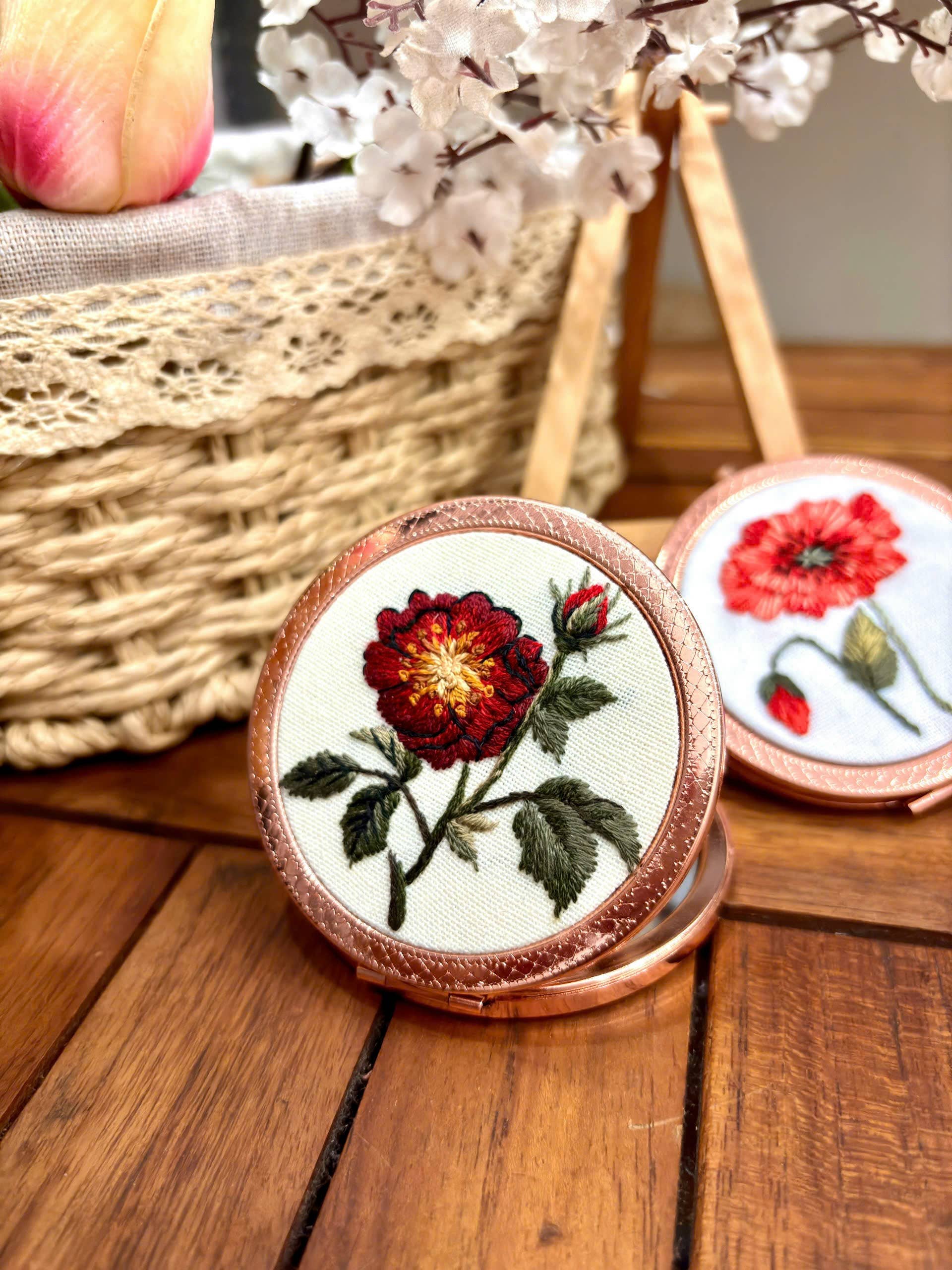 Maple Dream Store – Engroshandel Kompaktspejl – Premium Vintage Blomstret Håndbroderet Lommespejl18