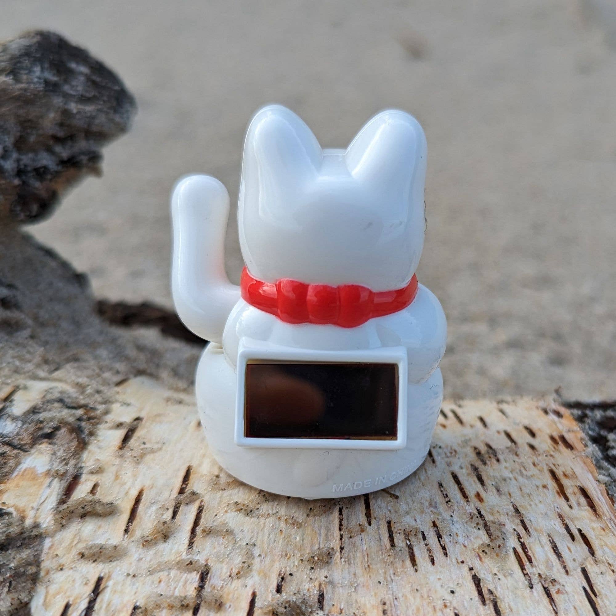 Tribal Trade GmbH – wholesale Decorative figurine – Lucky cat mini Maneki-neko white wave cat solar 5cm8