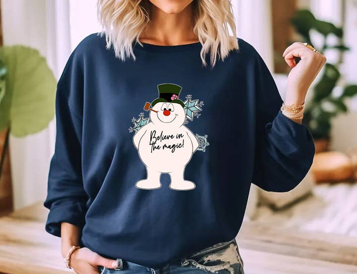 Weihnachtssweatshirt mit Rundhalsausschnitt - Believe in the Magic für den Großhandel von Days with Gray