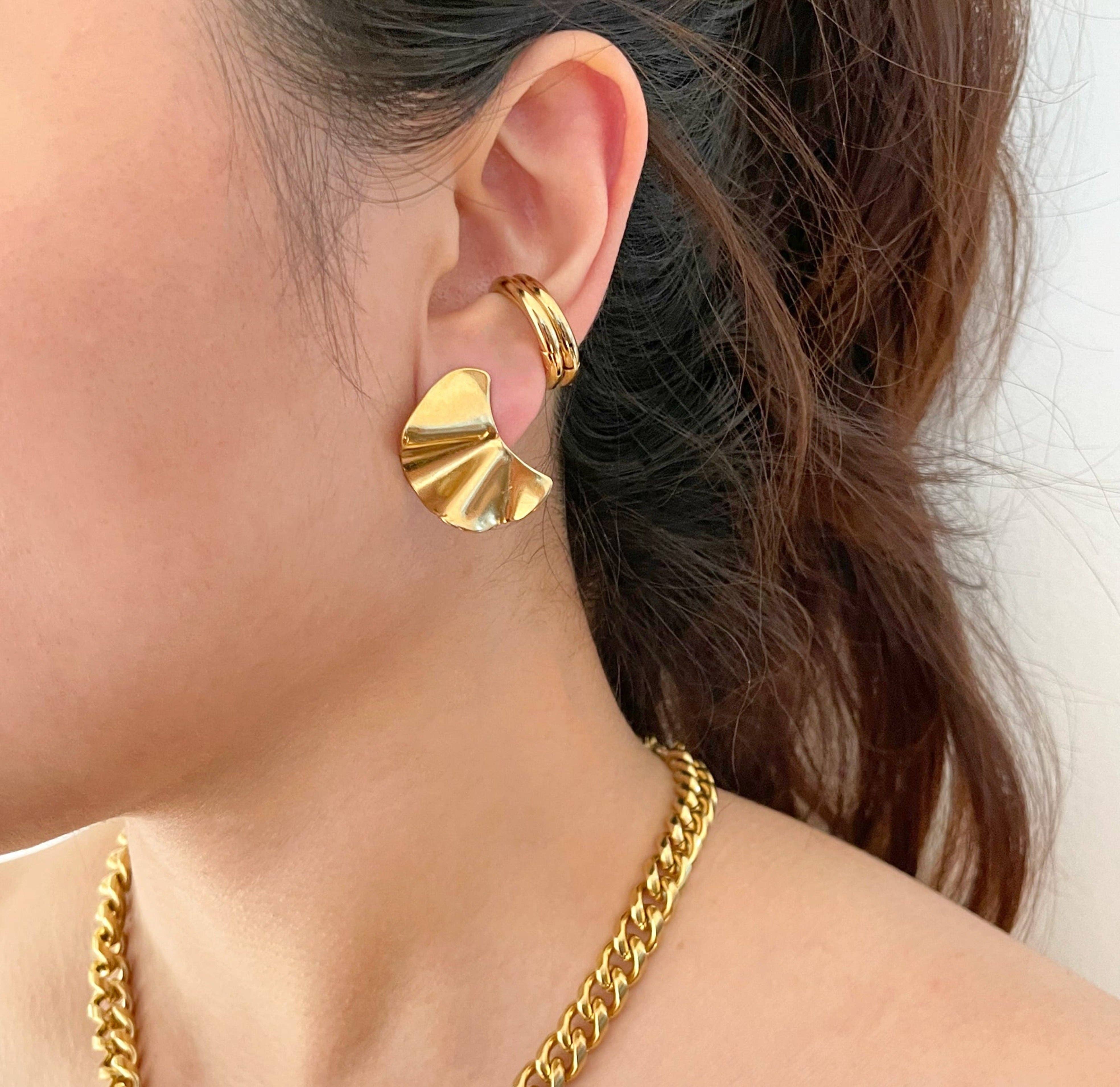 MAI DESIREE – Engroshandel Ørestikkere – JACQUELINE GULD WAVY STUD ØRERING4