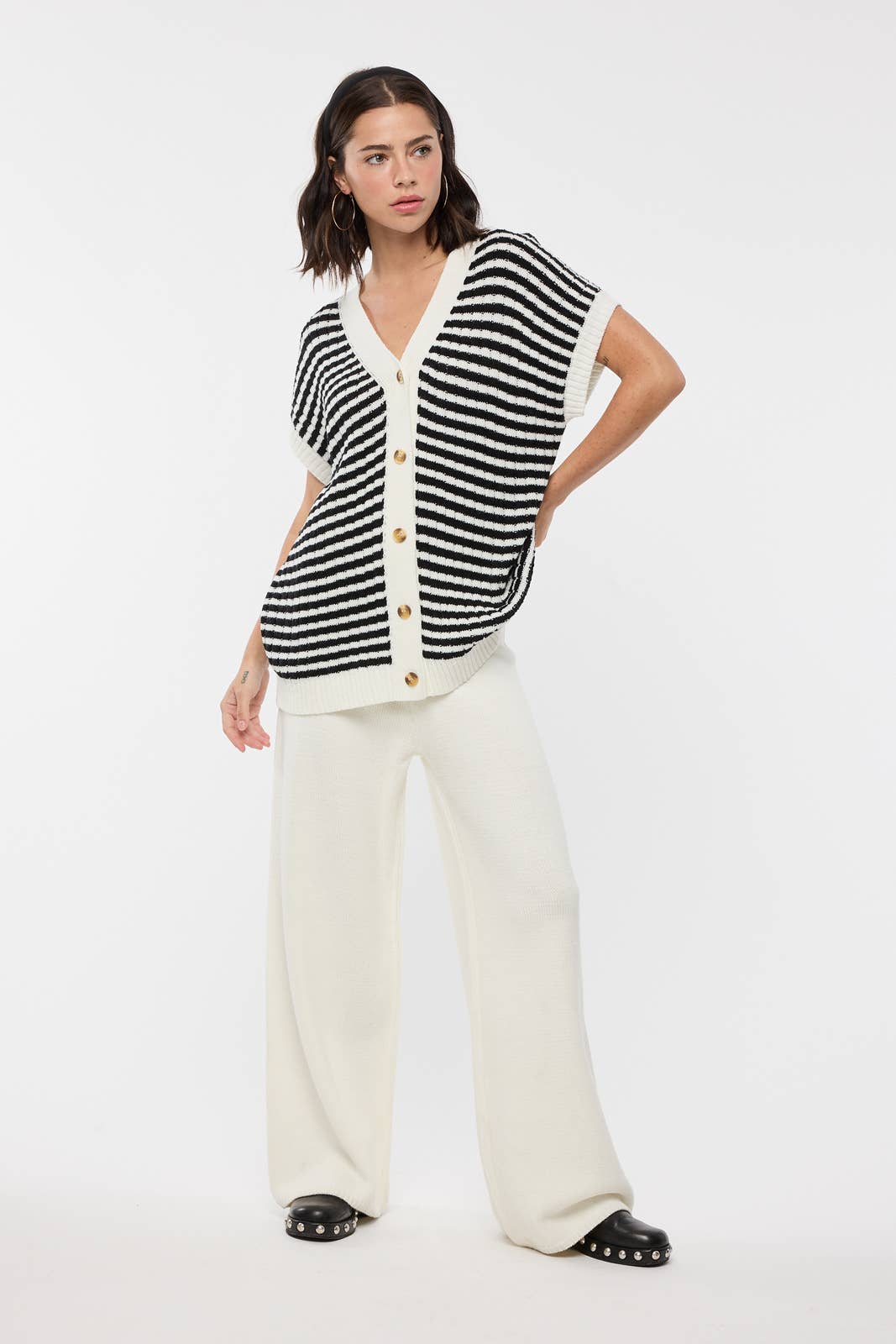 NEGRO/BLANCO CONJUNTO DE JERSEY A RAYAS CON BOTONES Y PANTALONES / WL25-10980 de venta al por mayor en Faire3