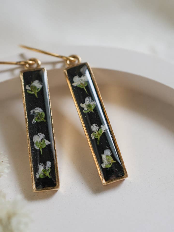 Pendants d'oreilles Alyssum pour la vente par Ephemera