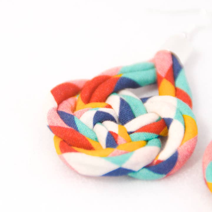 Bunny Bosworth – wholesale Hängande örhängen – Korgknutörhängen - Fairground Follies11