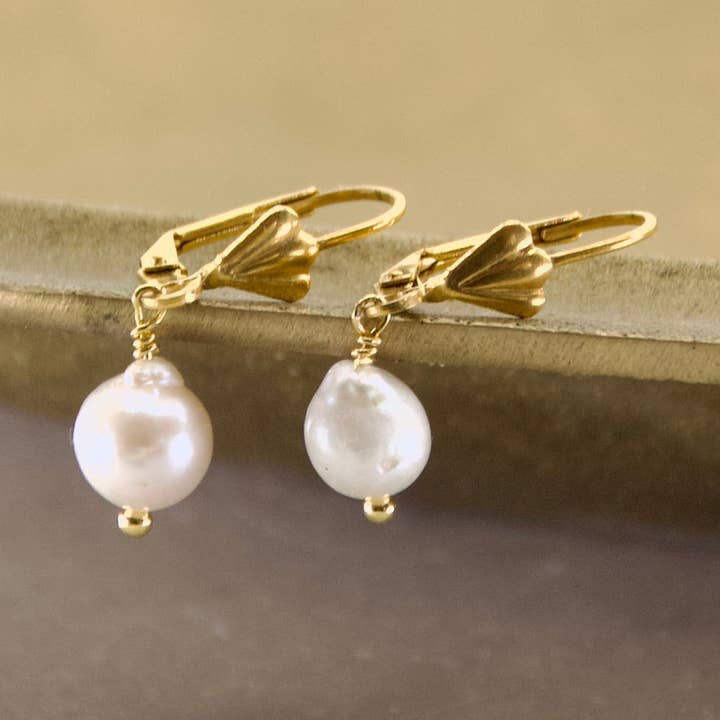 Brinco de Pérola Barroca Fleur De Lis Pequeno por atacado de Veluna