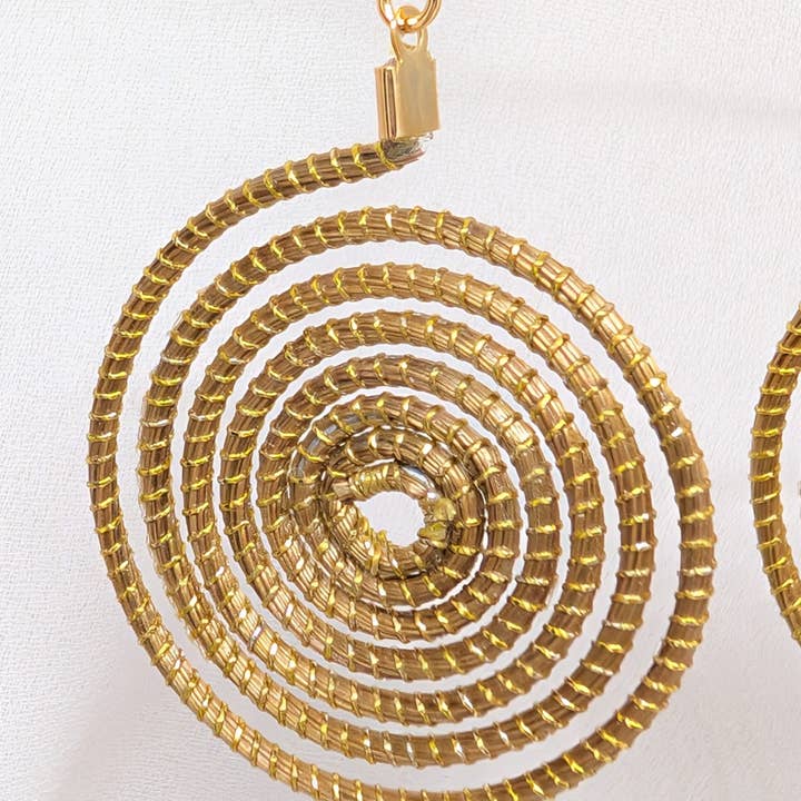 SLOWECO - Venta al por mayor Joya - Pendientes de oro vegetal - MIAMI - Biojoya Capim dourado - Joya sostenible natural hecha a mano - Ganchos - 4cmx4cm (LxAn) - SLOWECO