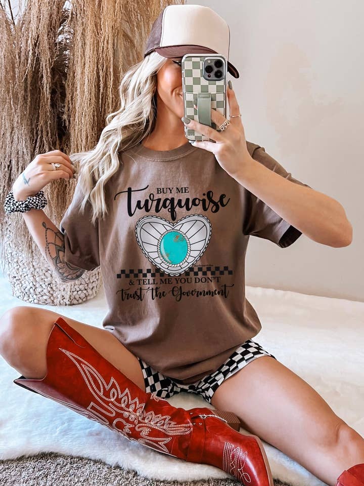 Kauf mir ein Türkis & sag mir, dass du der Regierung nicht traust T-Shirt. für den Großhandel von The Desert Lobo