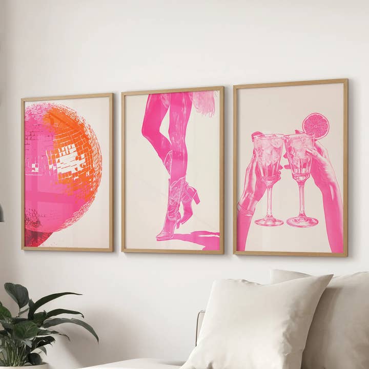 Art mural rose funky preppy. Ensemble de 3 affiches Girl Power pour appartement ou dortoir. pour la vente par PrintSets.com