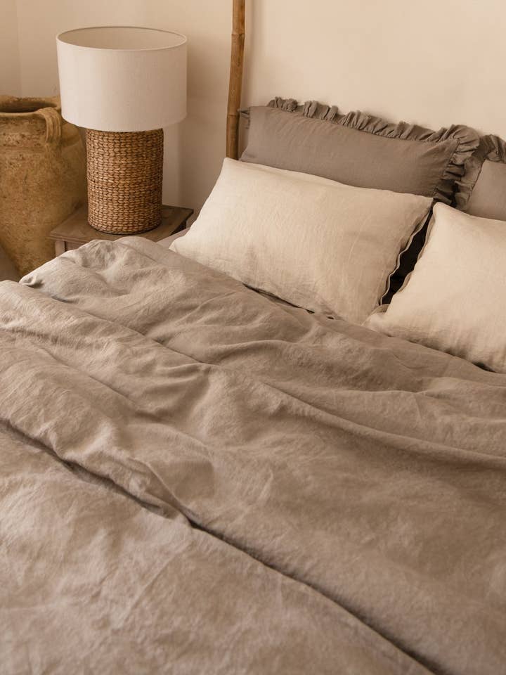 Taie d'oreiller en lin cappuccino avec boutons pour la vente par Sauths