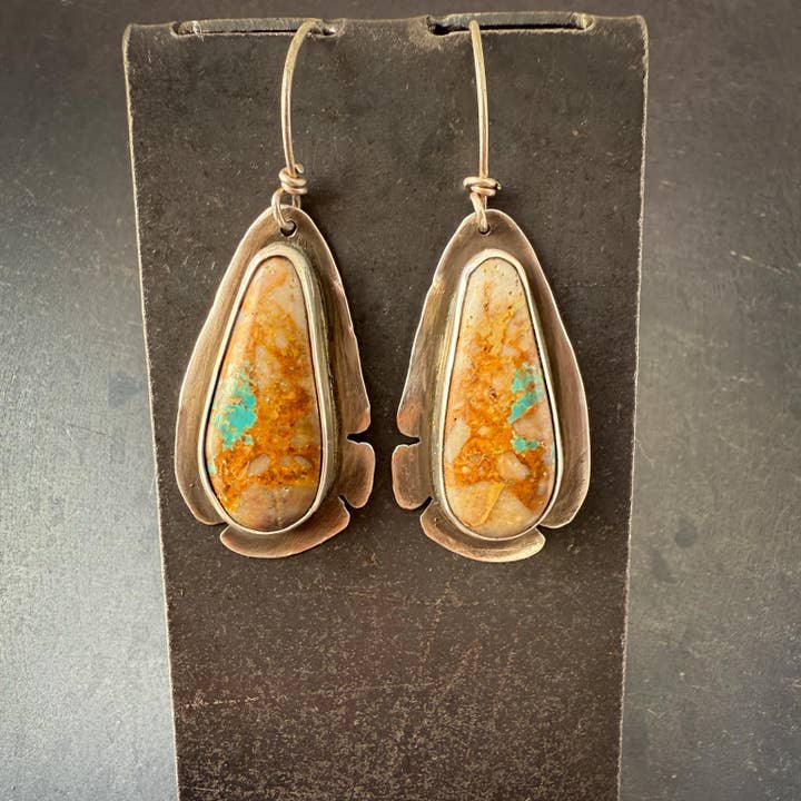 Boucles d'oreilles en turquoise de Royston | Gouttes taillées à la main avec bordure en argent sculpté pour la vente par Mend Metalworks